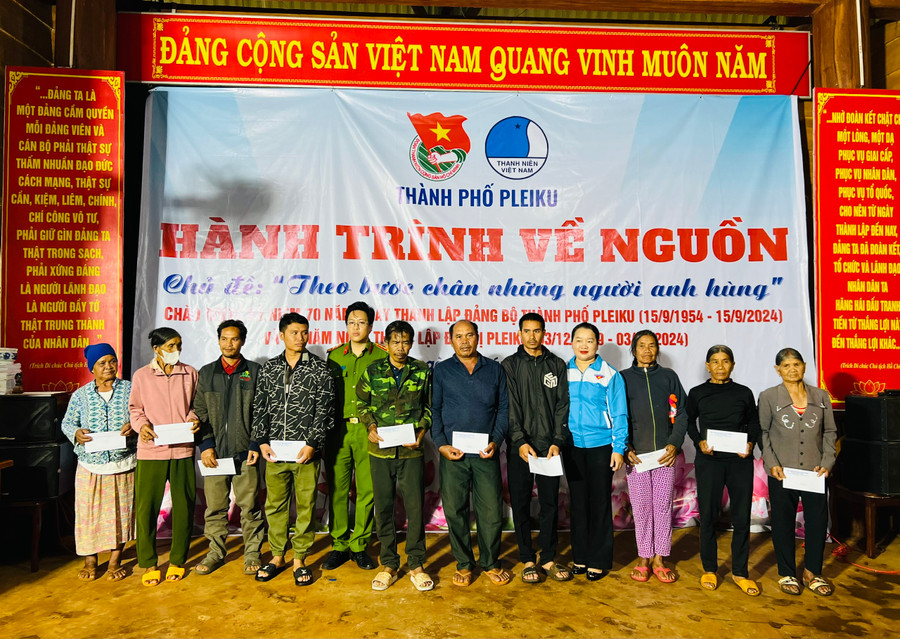 Câu lạc bộ Công chức trẻ TP. Pleiku tặng quà cho các thương-bệnh binh, gia đình có công với cách mạng ở xã Gào. Ảnh: P.L Câu lạc bộ Công chức trẻ TP. Pleiku tặng quà cho các thương-bệnh binh, gia đình có công với cách mạng ở xã Gào. Ảnh: P.L