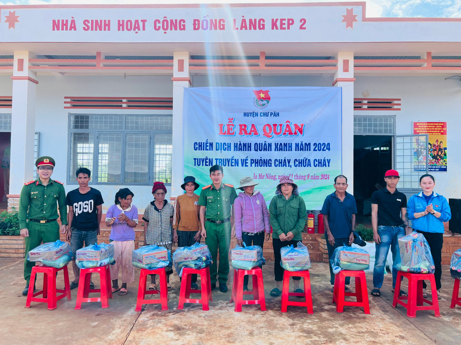 Ban tổ chức tặng quà người dân làng Kép 2 (xã Ia Mơ Nông, huyện Chư Păh). Ảnh: P.L