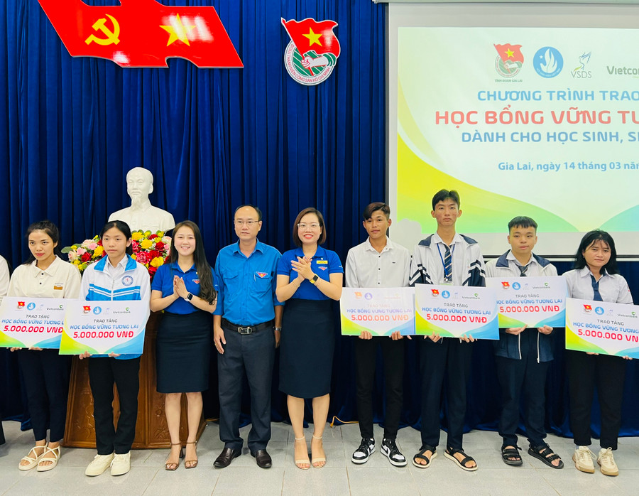 Tỉnh Đoàn Gia Lai phối hợp với Vietcombank chi nhánh Gia Lai tặng học bổng cho học sinh, sinh viên Gia Lai. Ảnh: M.N