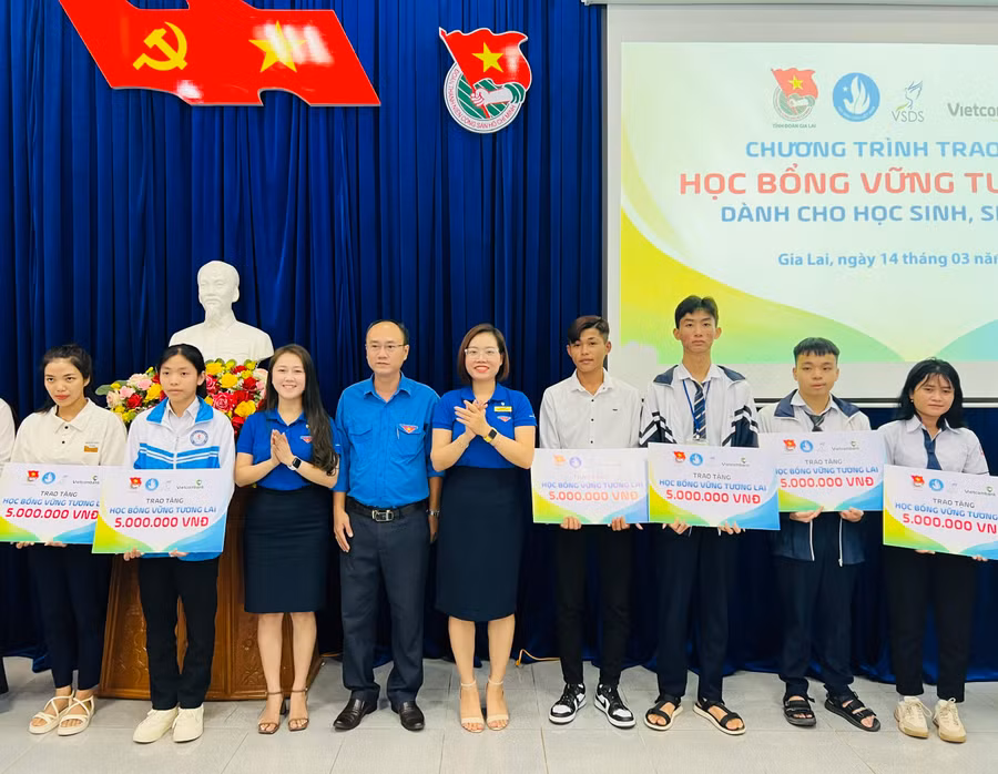 Tỉnh Đoàn Gia Lai phối hợp với Vietcombank chi nhánh Gia Lai tặng học bổng cho học sinh, sinh viên Gia Lai. Ảnh: M.N