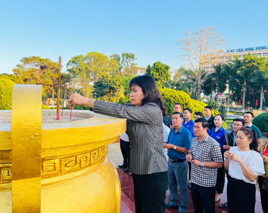 Các đại biểu dâng hương trước tượng đài Tổ quốc ghi công ở Nghĩa trang Liệt sĩ tỉnh. Ảnh: P.L
