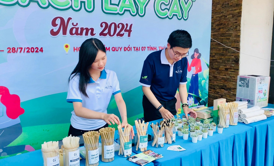 Chương trình Đổi sách lấy cây do nhóm từ thiện Fly To Sky tổ chức góp phần nâng cao ý thức bảo vệ môi trường cho mọi người. Ảnh: M.N Chương trình Đổi sách lấy cây do nhóm từ thiện Fly To Sky tổ chức góp phần nâng cao ý thức bảo vệ môi trường cho mọi người. Ảnh: M.N