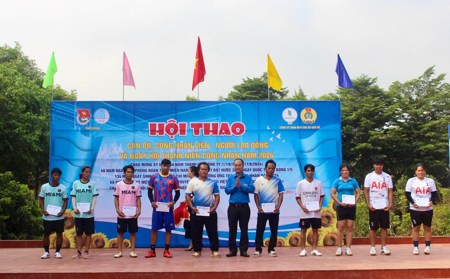 Anh Phan Hồ Giang (ở giữa)-Phó Bí thư Thường trực Tỉnh Đoàn tặng quà cho các thanh niên khó khăn của Công ty TNHH một thành viên Cao su Chư Sê. Ảnh: P.L