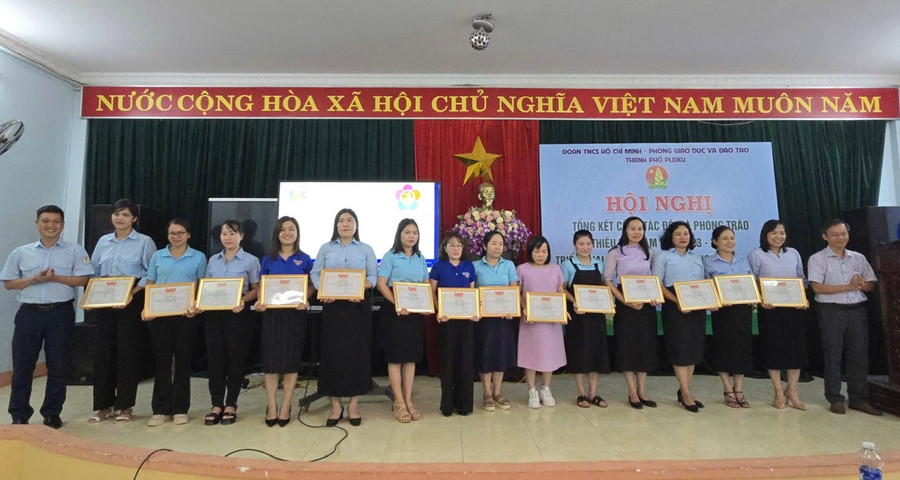 14 tập thể được nhận giấy khen của Ban Chấp hành Thành Đoàn Pleiku vì có thành tích xuất sắc trong công tác Đội và phong trào thiếu nhi năm học 2023-2024. Ảnh: M.N