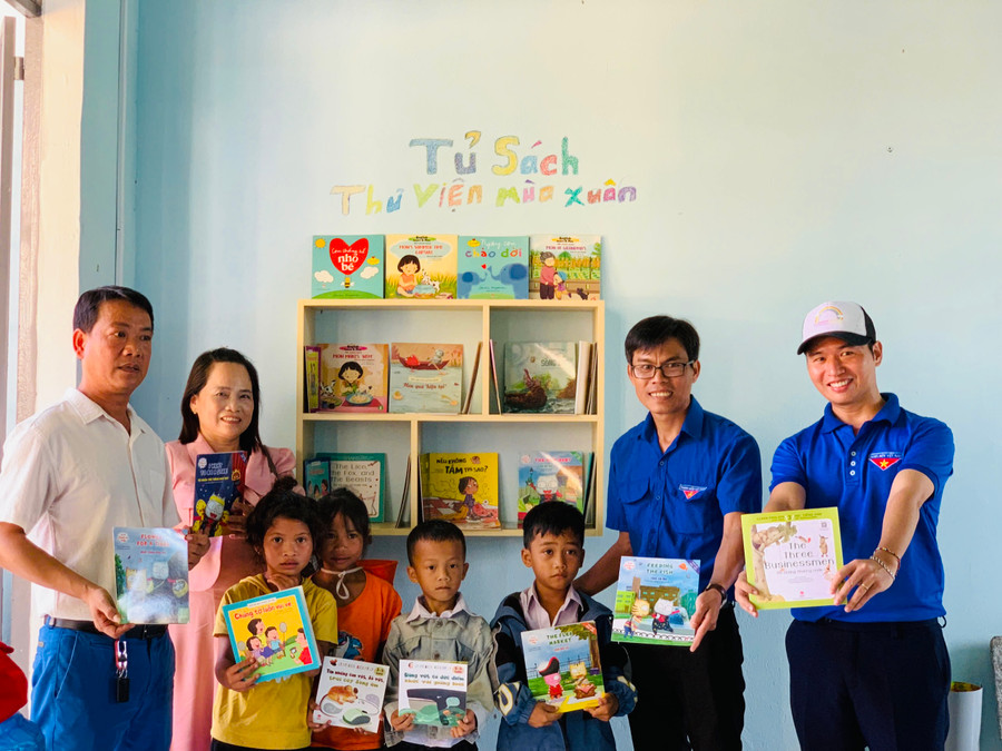 Các đơn vị trao tặng Tủ sách cho em tại Trường Tiểu học và THCS Đào Duy Từ. Ảnh: Tuấn Nam Các đơn vị trao tặng Tủ sách cho em tại Trường Tiểu học và THCS Đào Duy Từ. Ảnh: Tuấn Nam