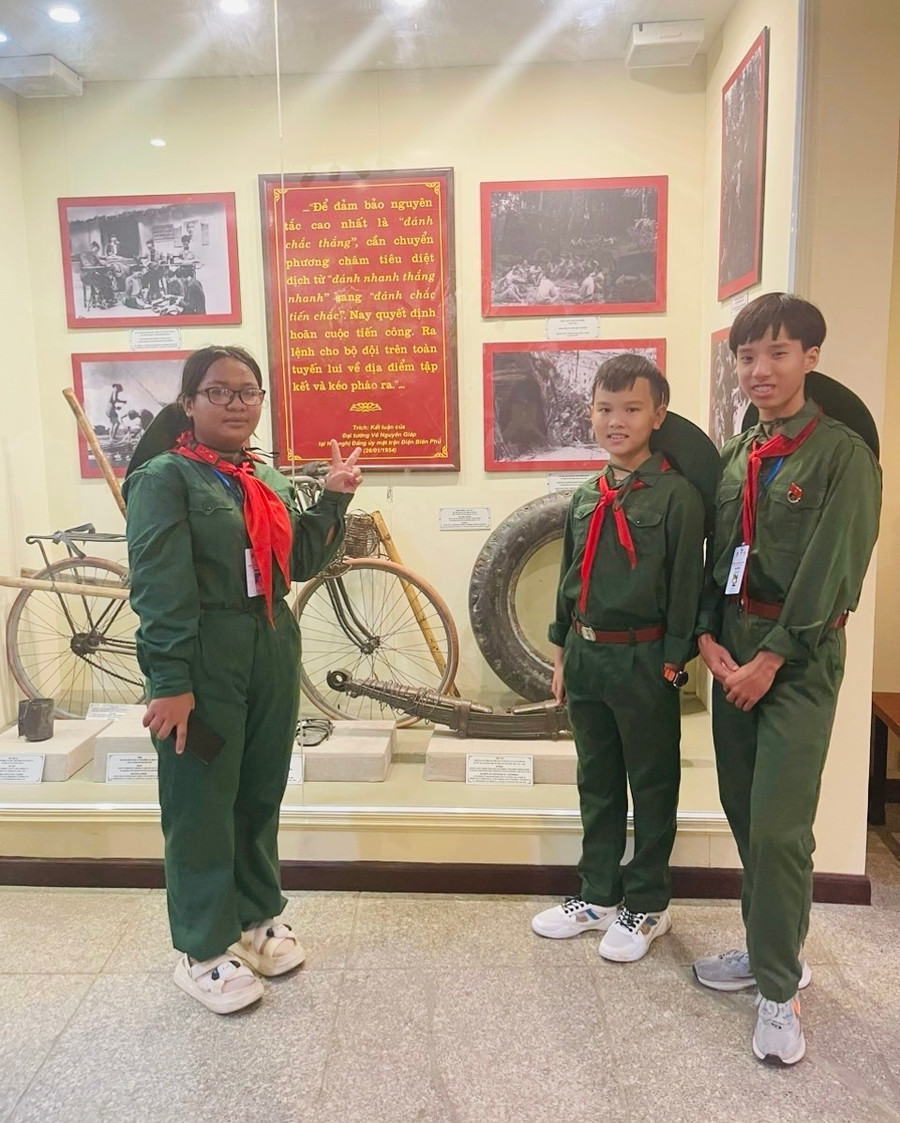 3 thiếu nhi của tỉnh Gia Lai tham gia Liên hoan Chiến sĩ nhỏ Điện Biên. Ảnh: Lê Trâm 3 thiếu nhi của tỉnh Gia Lai tham gia Liên hoan Chiến sĩ nhỏ Điện Biên. Ảnh: Lê Trâm