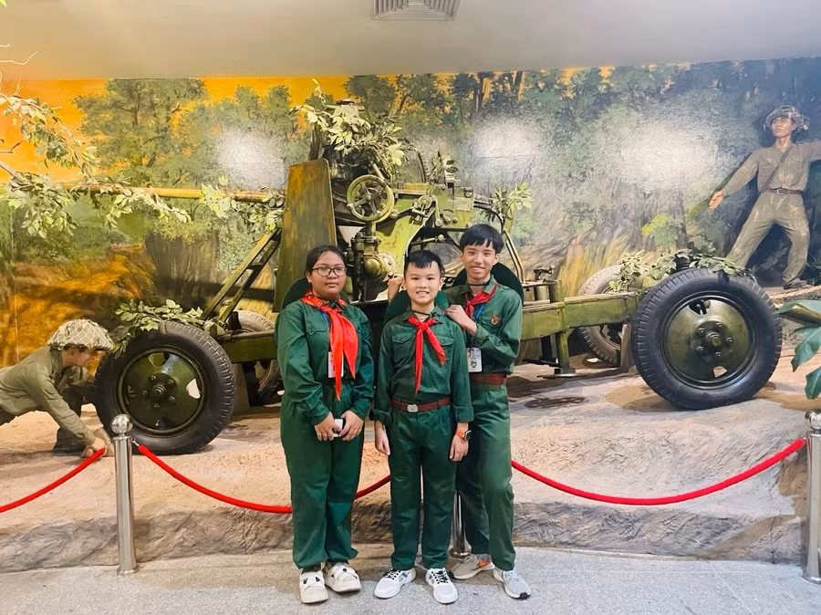 3 thiếu nhi tiêu biểu: Rah Lan H’Drôch, Bùi Trần Nhân Văn, Đỗ Công Tân (theo thứ tự từ trái sang) của tỉnh Gia Lai tham gia các hoạt động trong Liên hoan "Chiến sĩ nhỏ Điện Biên". Ảnhh: Lê Trâm