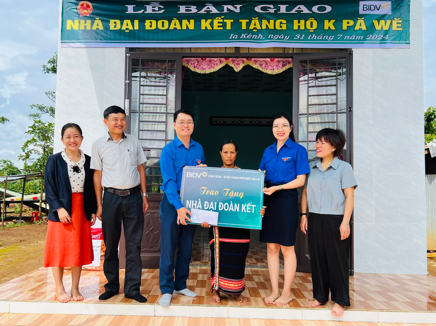 Công đoàn-Đoàn Thanh niên BIDV Gia Lai bàn giao nhà đại đoàn kết cho bà Kpă Wě . Ảnh: P.L