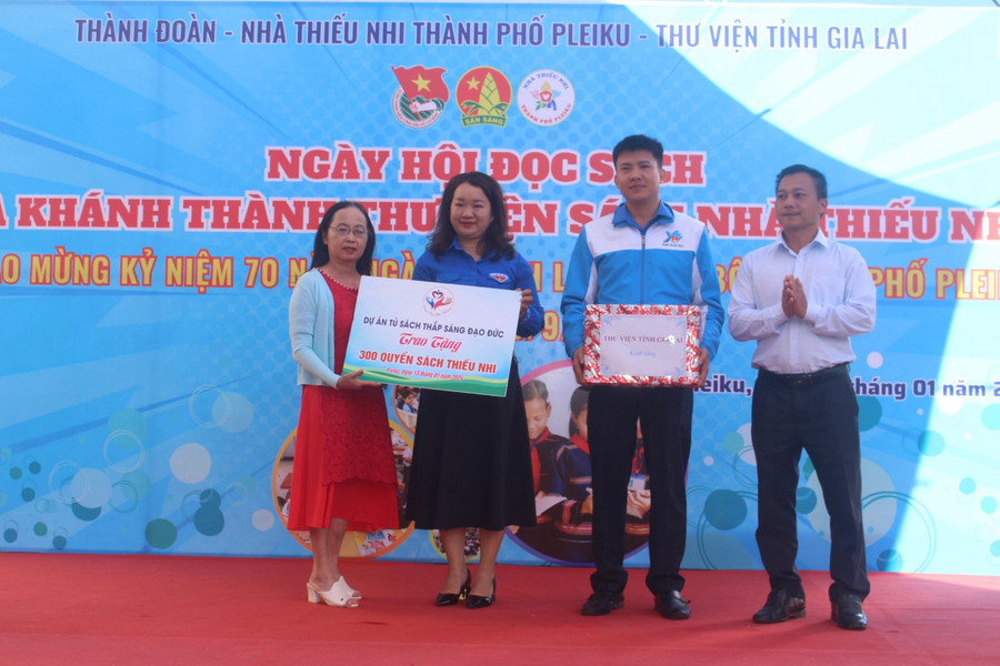 Các đơn vị tặng sách cho đơn vị Thành Đoàn Pleiku. Ảnh: M.N Các đơn vị tặng sách cho đơn vị Thành Đoàn Pleiku. Ảnh: M.N