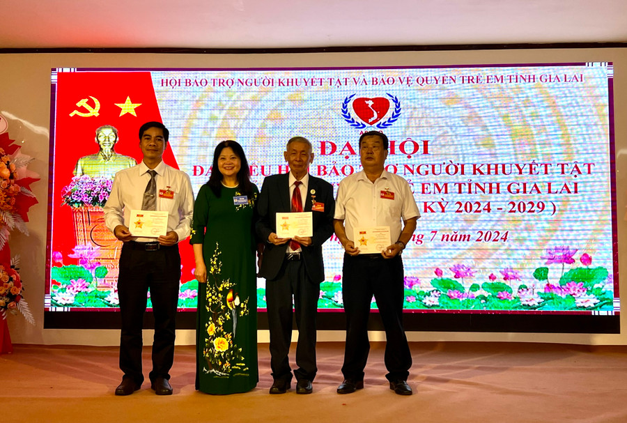 Hội Bảo trợ người khuyết tật và trẻ mồ côi Việt Nam tặng kỷ niệm chương cho các cá nhân có nhiều đóng góp cho sự nghiệp bảo trợ người khuyết tật và trẻ mồ côi Việt Nam. Ảnh: P.L Hội Bảo trợ người khuyết tật và trẻ mồ côi Việt Nam tặng kỷ niệm chương cho các cá nhân có nhiều đóng góp cho sự nghiệp bảo trợ người khuyết tật và trẻ mồ côi Việt Nam. Ảnh: P.L