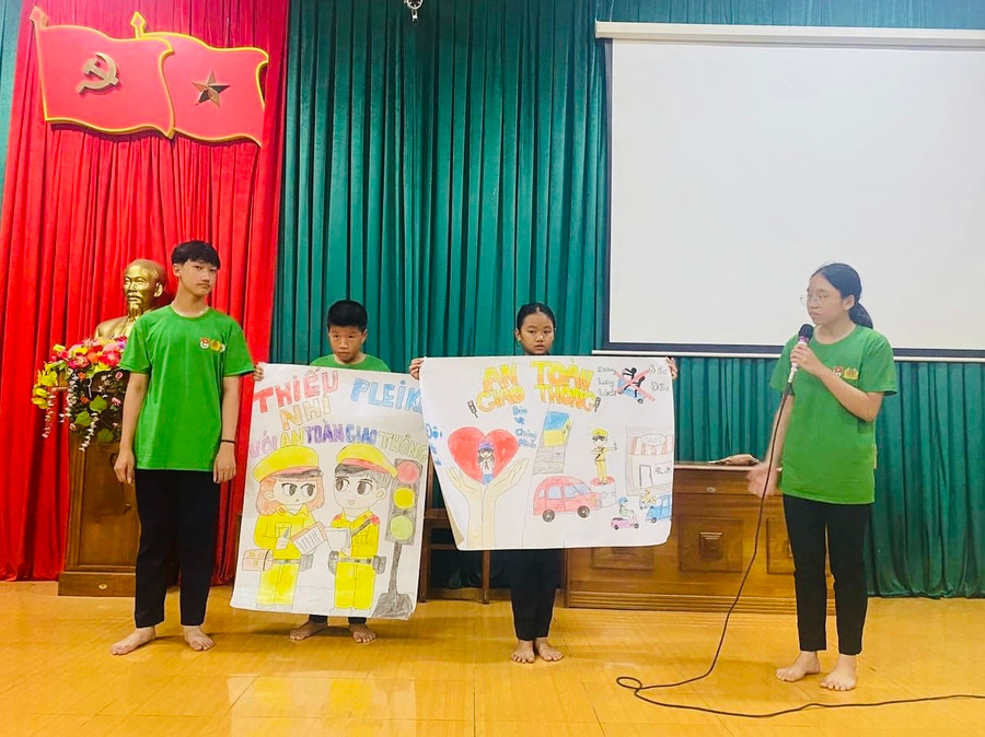Các chiến sĩ nhí thuyết trình về tranh vẽ tuyên truyền an toàn giao thông học đường tại chương trình Học làm chiến sĩ công an. Ảnh: P.L