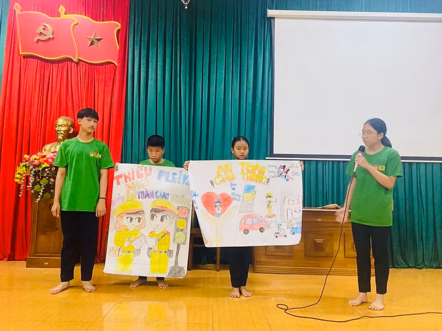 Các chiến sĩ nhí thuyết trình về tranh vẽ tuyên truyền an toàn giao thông học đường tại chương trình Học làm chiến sĩ công an. Ảnh: P.L