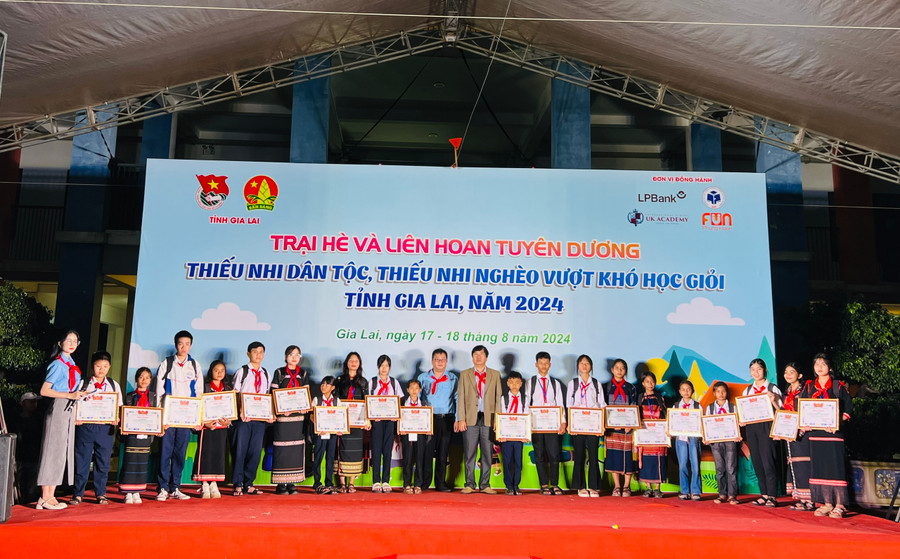 Tỉnh Đoàn Gia Lai tuyên dương 83 thiếu nhi vượt khó học giỏi. Ảnh: P.L