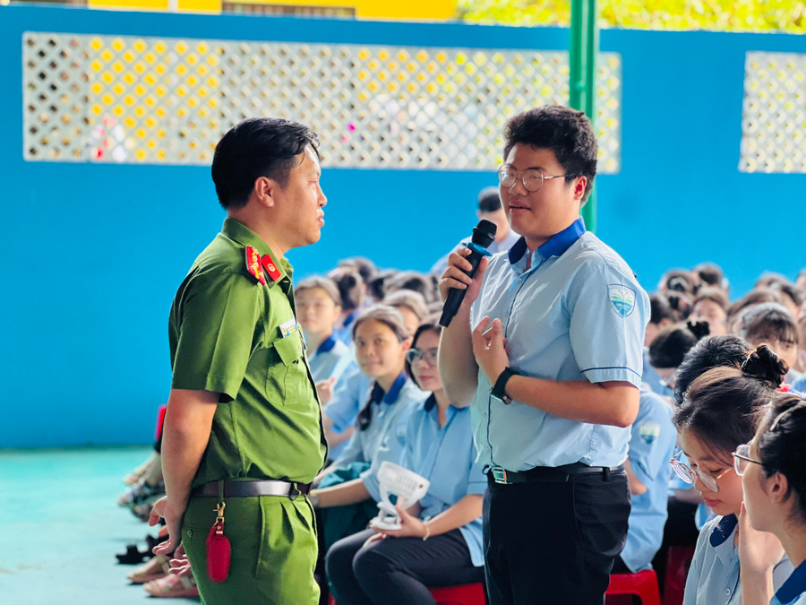 Học sinh Trường THPT Chi Lăng tương tác, trả lời các câu hỏi liên quan đến không gian mạng. Ảnh: M.N Học sinh Trường THPT Chi Lăng tương tác, trả lời các câu hỏi liên quan đến không gian mạng. Ảnh: M.N