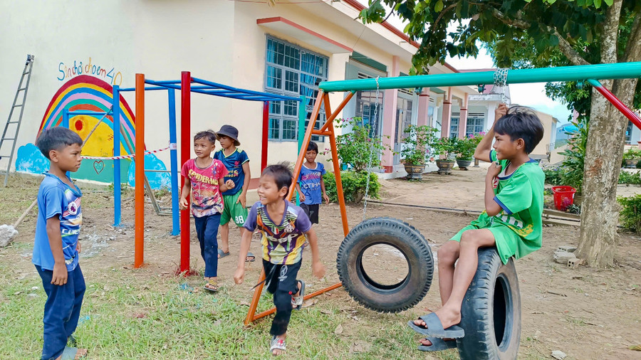 Các em học sinh trải nghiệm cụm trò chơi vừa được các đơn vị trao tặng. Ảnh: Tuấn Nam Các em học sinh trải nghiệm cụm trò chơi vừa được các đơn vị trao tặng. Ảnh: Tuấn Nam