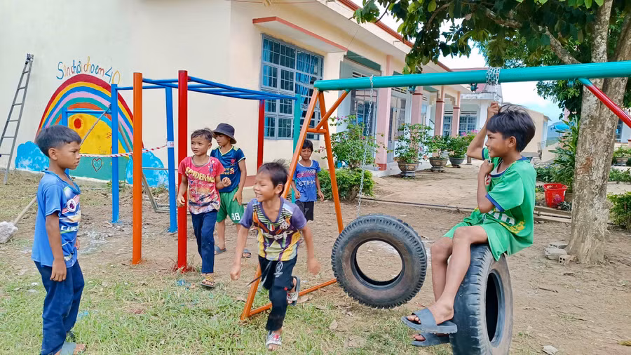 Các em học sinh trải nghiệm cụm trò chơi vừa được các đơn vị trao tặng. Ảnh: Tuấn Nam