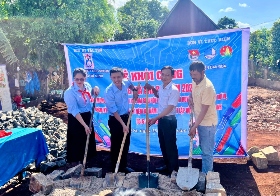 Đại diện các đơn vị khởi công xây dựng "Ngôi nhà tình bạn" cho em Nuyên. Ảnh: Trần Chương Đại diện các đơn vị khởi công xây dựng "Ngôi nhà tình bạn" cho em Nuyên. Ảnh: Trần Chương