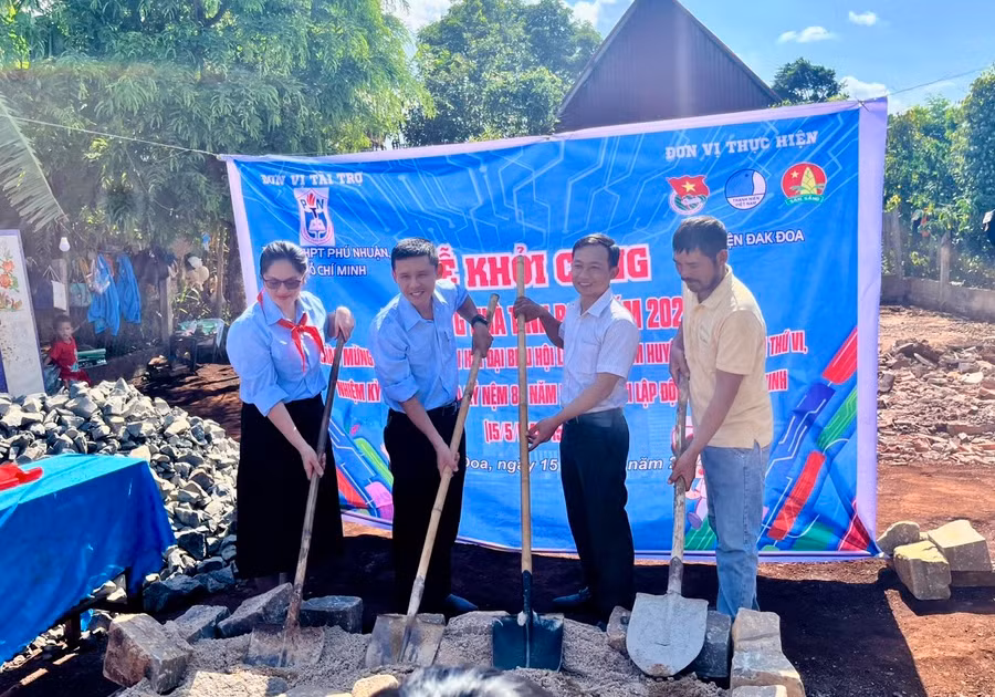 Đại diện các đơn vị khởi công xây dựng "Ngôi nhà tình bạn" cho em Nuyên. Ảnh: Trần Chương