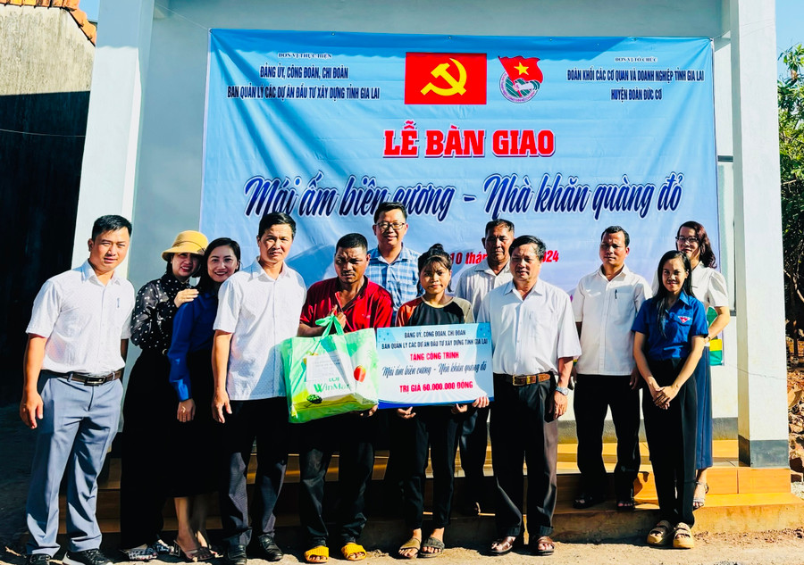 Đảng ủy Ban Quản lý các dự án đầu tư xây dựng tỉnh Gia Lai bàn giao nhà cho thiếu nhi ở huyện Đức Cơ. Ảnh: Lệ Bích