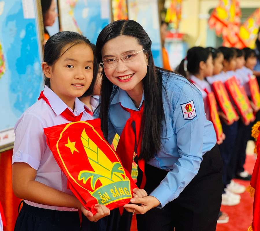 Chủ tịch Hội đồng Đội Trung ương Nguyễn Phạm Duy Trang tặng cờ Đội cho học sinh Trường Tiểu học Võ Thị Sáu. Ảnh: P.L Chủ tịch Hội đồng Đội Trung ương Nguyễn Phạm Duy Trang tặng cờ Đội cho học sinh Trường Tiểu học Võ Thị Sáu. Ảnh: P.L