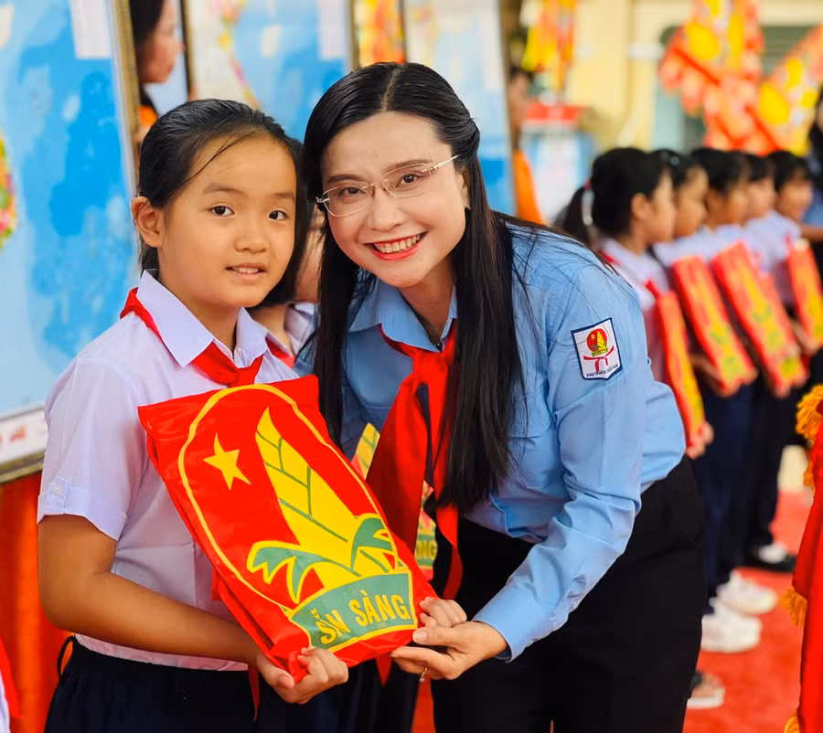 Chủ tịch Hội đồng Đội Trung ương Nguyễn Phạm Duy Trang tặng cờ Đội cho học sinh Trường Tiểu học Võ Thị Sáu. Ảnh: P.L