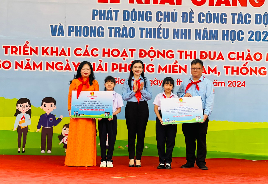 Chủ tịch Hội đồng Đội Trung ương Nguyễn Phạm Duy Trang (ở giữa) trao tặng các công trình và quà tặng cho đại diện Tỉnh Đoàn và Trường Tiểu học Võ Thị Sáu. Ảnh: P.L Chủ tịch Hội đồng Đội Trung ương Nguyễn Phạm Duy Trang (ở giữa) trao tặng các công trình và quà tặng cho đại diện Tỉnh Đoàn và Trường Tiểu học Võ Thị Sáu. Ảnh: P.L