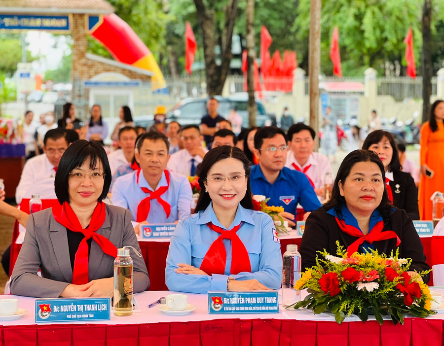 Bí thư Ban Chấp hành Trung ương Đoàn, Chủ tịch Hội Đồng Đội Trung ương Nguyễn Phạm Duy Trang (ở giữa) cùng Phó Chủ tịch UBND tỉnh Gia Lai (bìa trái), Bí thư Tỉnh Đoàn Hà Thị Giang Thảo (bìa phải) dự buổi lễ khai giảng và phát động chủ đề công tác Đội tại Trường Tiểu học Võ Thị Sáu. Ảnh: P.L Bí thư Ban Chấp hành Trung ương Đoàn, Chủ tịch Hội Đồng Đội Trung ương Nguyễn Phạm Duy Trang (ở giữa) cùng Phó Chủ tịch UBND tỉnh Gia Lai (bìa trái), Bí thư Tỉnh Đoàn Hà Thị Giang Thảo (bìa phải) dự buổi lễ khai giảng và phát động chủ đề công tác Đội tại Trường Tiểu học Võ Thị Sáu. Ảnh: P.L