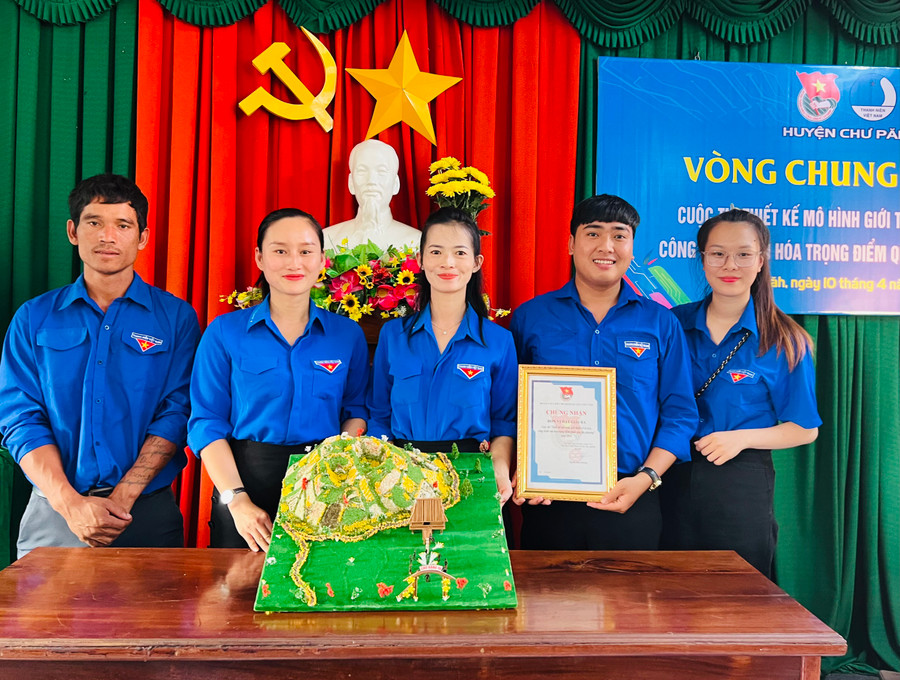 Đoàn xã Chư Đang Ya đạt giải ba cuộc thi với mô hình Núi lửa Chư Đang Ya. Ảnh: P.L