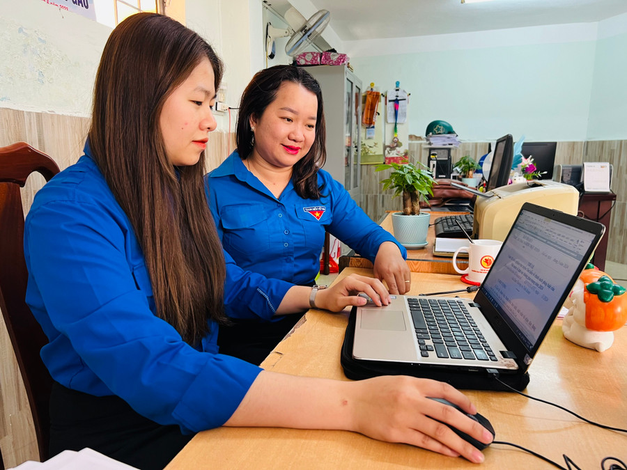 Đoàn viên, thanh niên TP. Pleiku tìm hiểu thể lệ cuộc thi. Ảnh: P.L Đoàn viên, thanh niên TP. Pleiku tìm hiểu thể lệ cuộc thi. Ảnh: P.L