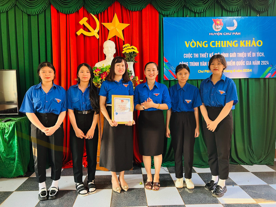 Bí thư Huyện Đoàn Chư Păh Nguyễn Hoài Phương (thứ 3 từ phải qua) trao giải nhất cho đội thi Đoàn trường THCS-THPT Phạm Hồng Thái. Ảnh: P.L