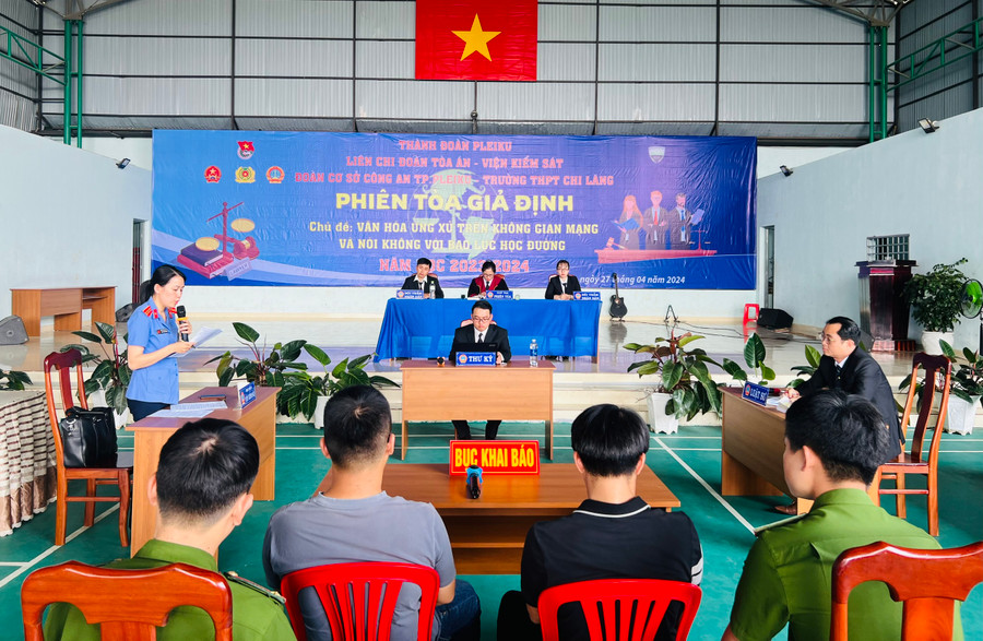 Quang cảnh phiên tòa giả định tổ chức tại Trường THPT Chi Lăng. Ảnh: M.N Quang cảnh phiên tòa giả định tổ chức tại Trường THPT Chi Lăng. Ảnh: M.N