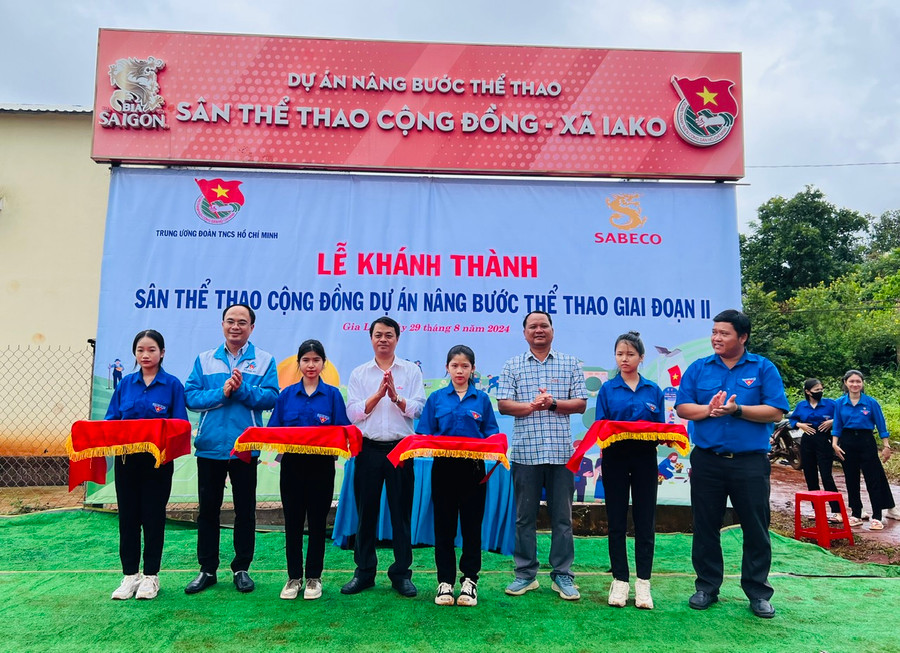 Tỉnh Đoàn-Hội LHTN Việt Nam tỉnh cùng Công ty cổ phần Thương mại Bia Sài Gòn Tây Nguyên chi nhánh Gia Lai, Huyện Đoàn-Hội LHTN Việt Nam huyện Chư Sê bàn giao công trình “Sân thể thao cộng đồng" cho đại diện xã Ia Ko. Ảnh: M.N Tỉnh Đoàn-Hội LHTN Việt Nam tỉnh cùng Công ty cổ phần Thương mại Bia Sài Gòn Tây Nguyên chi nhánh Gia Lai, Huyện Đoàn-Hội LHTN Việt Nam huyện Chư Sê bàn giao công trình “Sân thể thao cộng đồng" cho đại diện xã Ia Ko. Ảnh: M.N