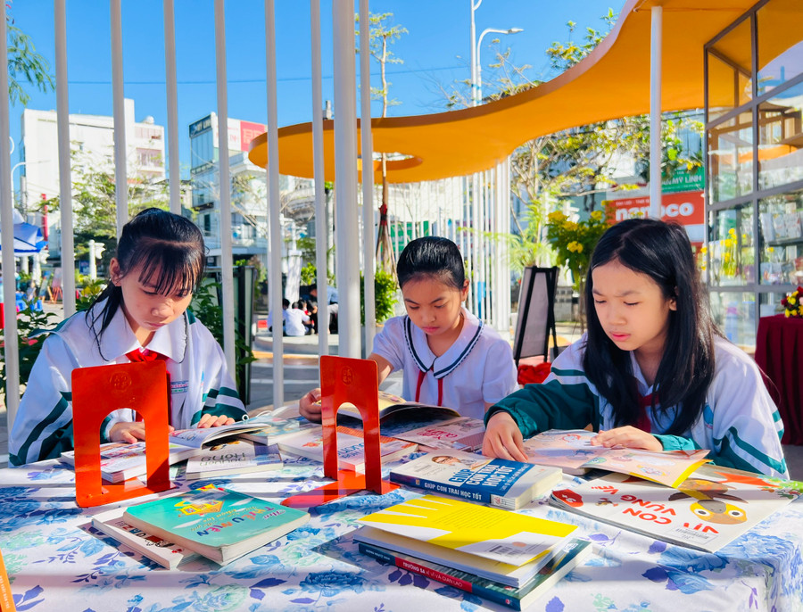 Việc tạo môi trường sinh hoạt, vui chơi lành mạnh, bổ ích, an toàn giúp trẻ em phát triển toàn diện. Ảnh: M.N Việc tạo môi trường sinh hoạt, vui chơi lành mạnh, bổ ích, an toàn giúp trẻ em phát triển toàn diện. Ảnh: M.N