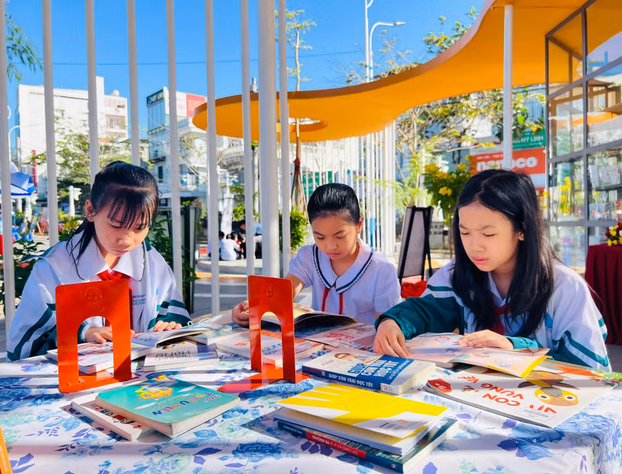 Việc tạo môi trường sinh hoạt, vui chơi lành mạnh, bổ ích, an toàn giúp trẻ em phát triển toàn diện. Ảnh: M.N