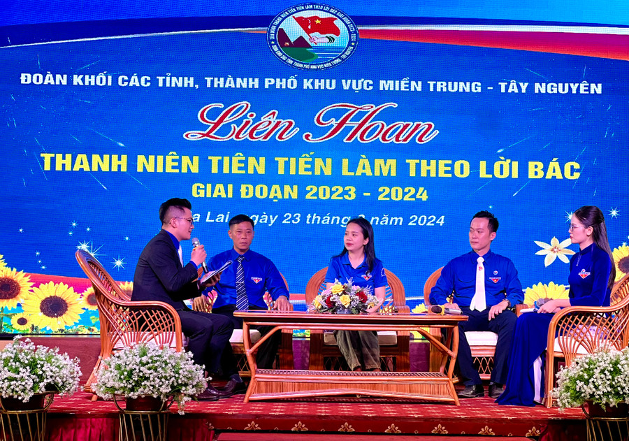 Các đại biểu giao lưu, chia sẻ kinh nghiệm triển khai công tác Đoàn. Ảnh: P.L Các đại biểu giao lưu, chia sẻ kinh nghiệm triển khai công tác Đoàn. Ảnh: P.L