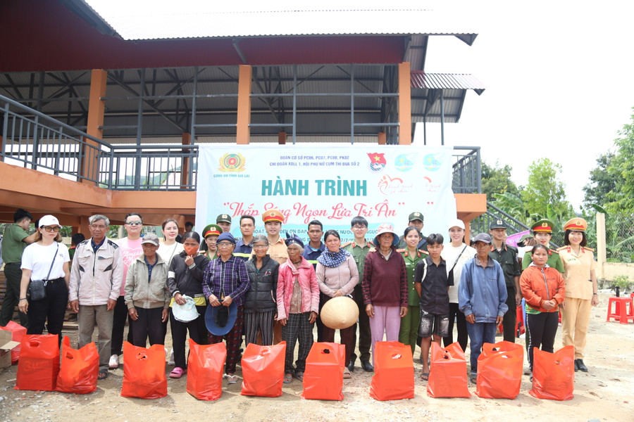 Các tổ chức Đoàn trực thuộc Đoàn Thanh niên Công an tỉnh Gia Lai phối hợp các đơn vị tặng quà cho gia đình có công với cách mạng, hộ nghèo ở xã Yang Bắc. Ảnh: T.H Các tổ chức Đoàn trực thuộc Đoàn Thanh niên Công an tỉnh Gia Lai phối hợp các đơn vị tặng quà cho gia đình có công với cách mạng, hộ nghèo ở xã Yang Bắc. Ảnh: T.H