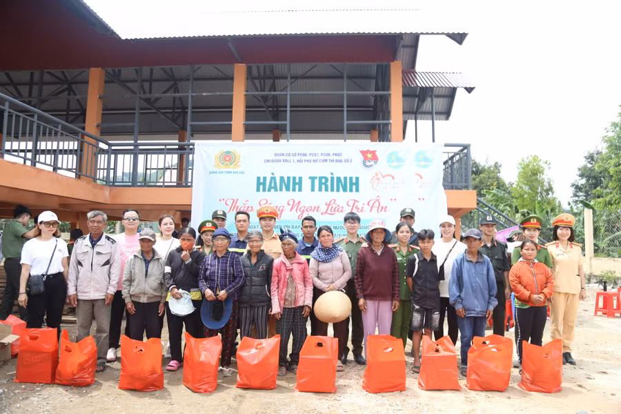 Các tổ chức Đoàn trực thuộc Đoàn Thanh niên Công an tỉnh Gia Lai phối hợp các đơn vị tặng quà cho gia đình có công với cách mạng, hộ nghèo ở xã Yang Bắc. Ảnh: T.H
