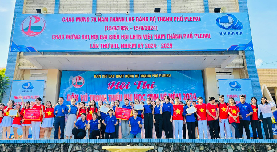 Hội thi dân vũ đã giúp thanh thiếu nhi trên địa bàn TP. Pleiku thắt chặt tình đoàn kết. Ảnh: M.N Hội thi dân vũ đã giúp thanh thiếu nhi trên địa bàn TP. Pleiku thắt chặt tình đoàn kết. Ảnh: M.N