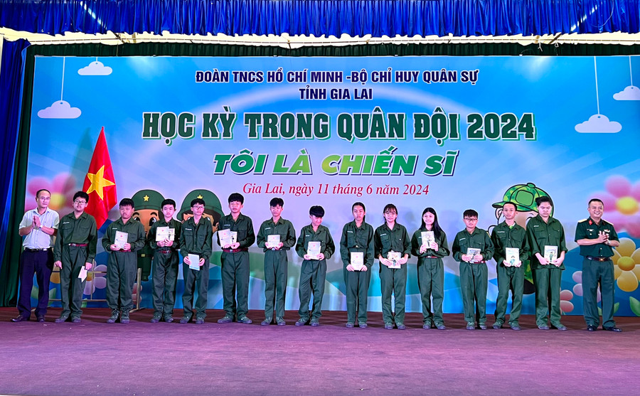 Ban tổ chức chương trình Học kỳ trong quân đội trao giấy chứng nhận hoàn thành chương trình cho các chiến sĩ nhí. Ảnh: P.L