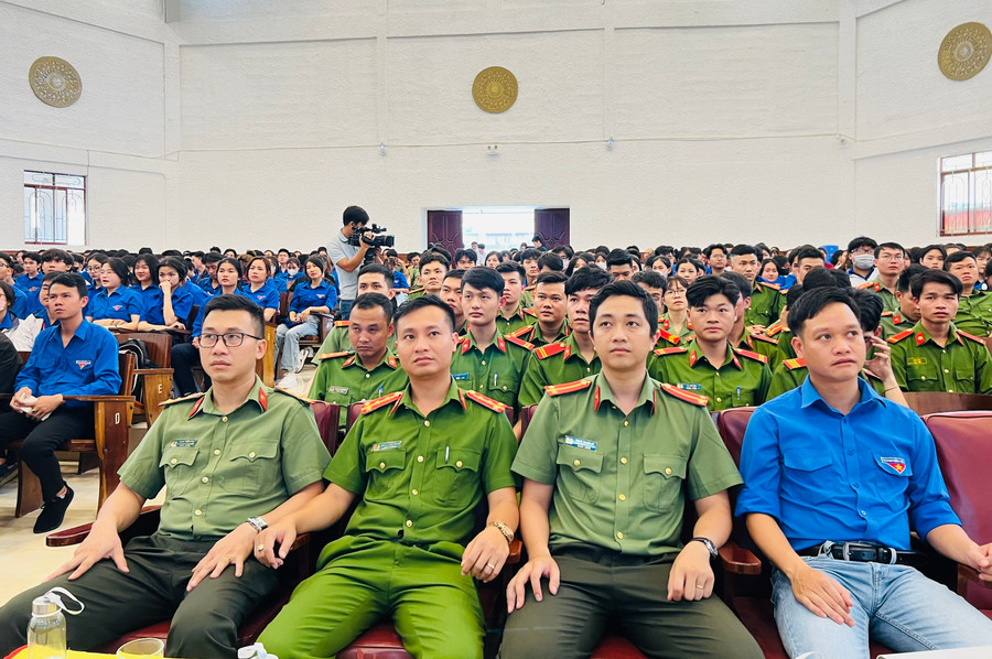 Đoàn viên, thanh niên tham gia sinh hoạt chuyên đề "Tinh thần Lý Tự Trọng-Khát vọng thanh niên". Ảnh: P.L