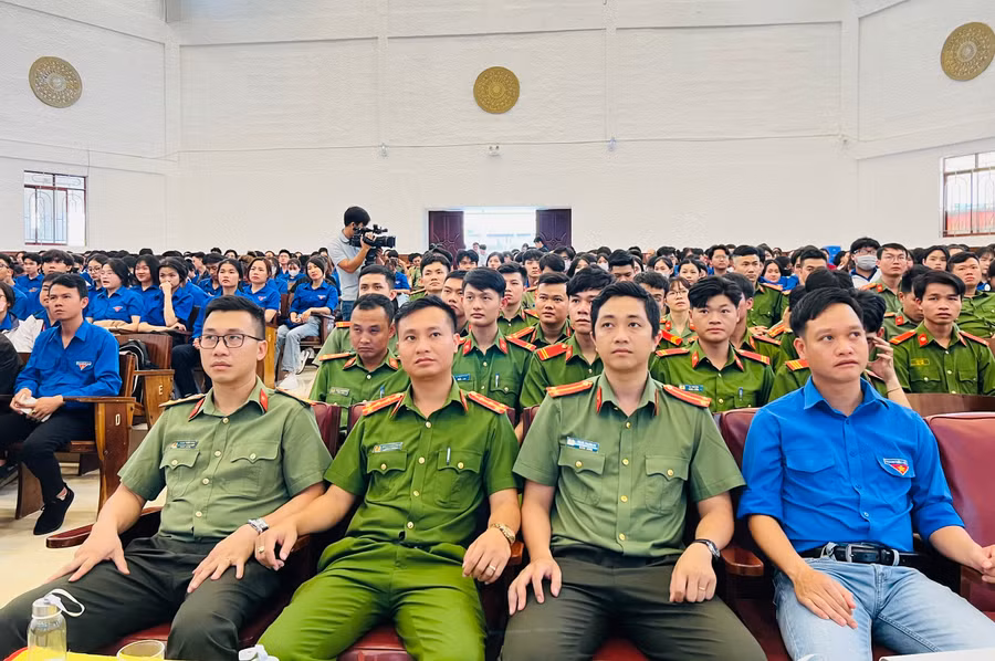 Đoàn viên, thanh niên tham gia sinh hoạt chuyên đề "Tinh thần Lý Tự Trọng-Khát vọng thanh niên". Ảnh: P.L