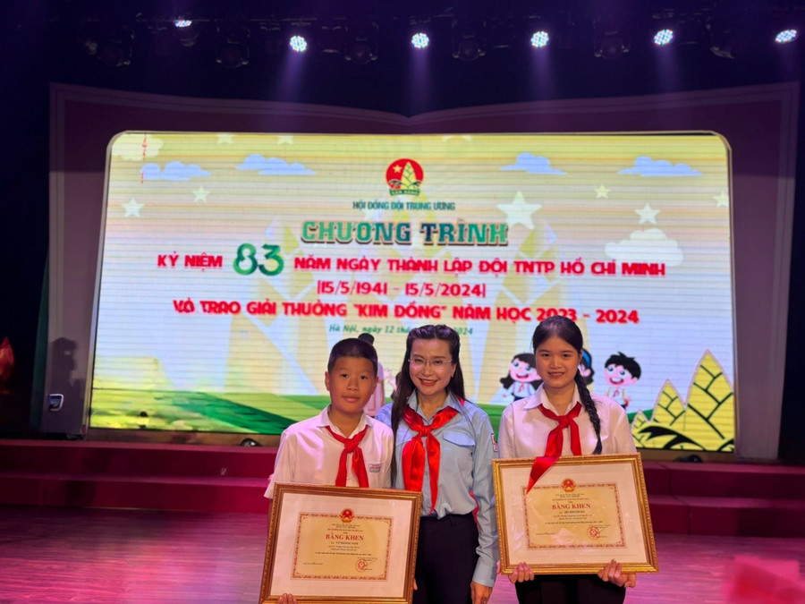 Em Vũ Hoàng Nam (bìa trái) chụp hình lưu niệm cùng Bí thư Trung ương Đoàn, Chủ tịch Hội đồng Đội Trung ương Nguyễn Phạm Duy Trang (ở giữa). Ảnh: M.D