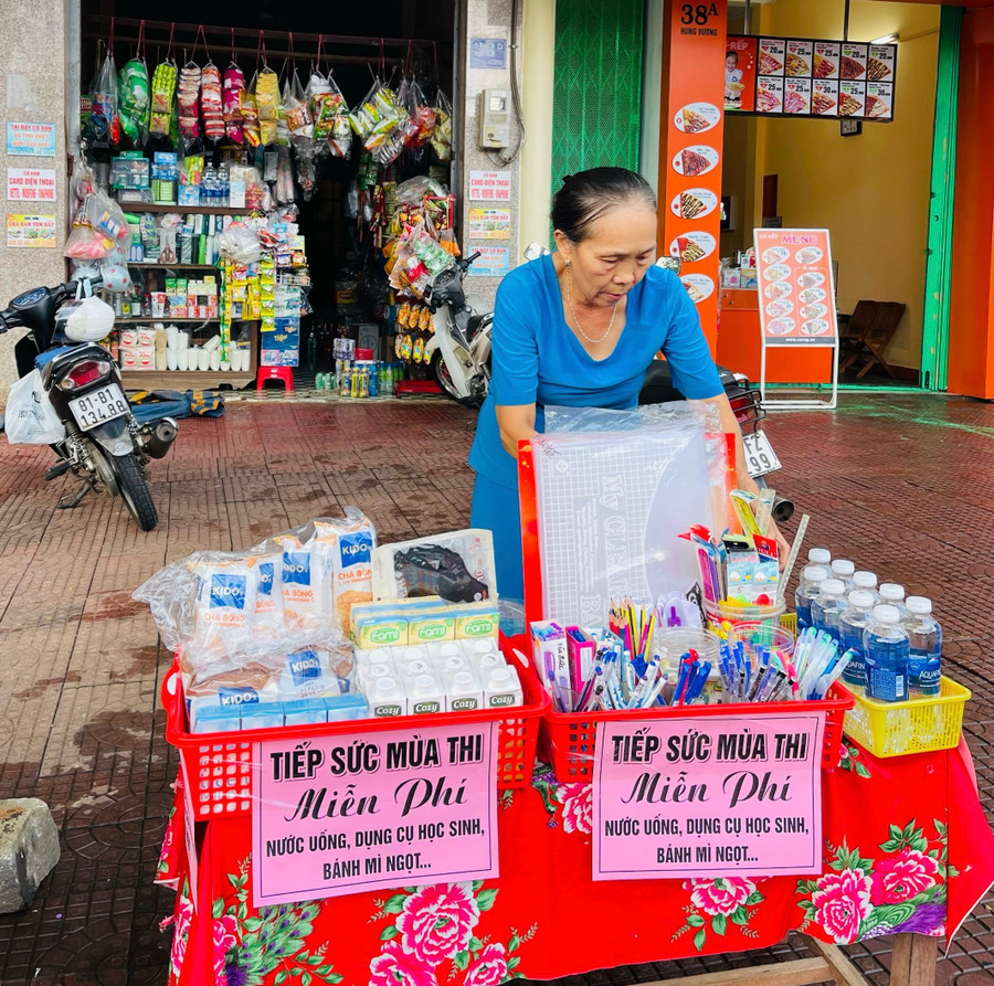 Bà Trần Thị Lý chuẩn bị đồ dùng để sẵn sàng hỗ trợ thí sinh. Ảnh: M.N Bà Trần Thị Lý chuẩn bị đồ dùng để sẵn sàng hỗ trợ thí sinh. Ảnh: M.N