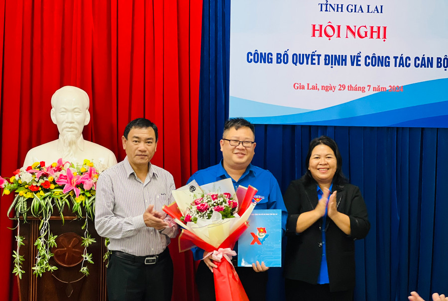 Bí thư Tỉnh Đoàn Hà Thị Giang Thảo và Phó Trưởng ban Tổ chức Tỉnh ủy Hoàng Minh Việt trao quyết định công nhận chức danh Phó Bí thư Tỉnh Đoàn Gia Lai cho anh Nguyễn Chí Hiếu (ở giữa). Ảnh: P.L
