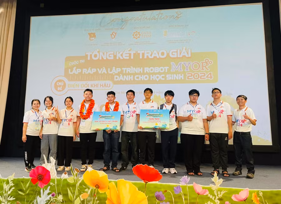 Các thí sinh và nhóm thí sinh của tỉnh Gia Lai tham gia cuộc thi lắp ráp và lập trình robot. Ảnh: Thanh Phụng