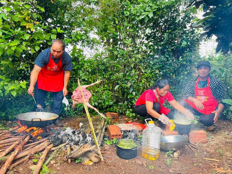 Đội thi xã Glar (huyện Đak Đoa) tham gia phần thi Nhà nông vào bếp. Ảnh: M.N