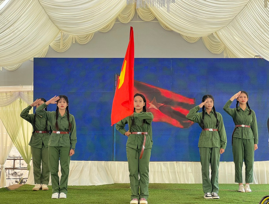 Đội thi xã A Dơk tham gia phần thi Nhà nông tài năng. Ảnh: M.N