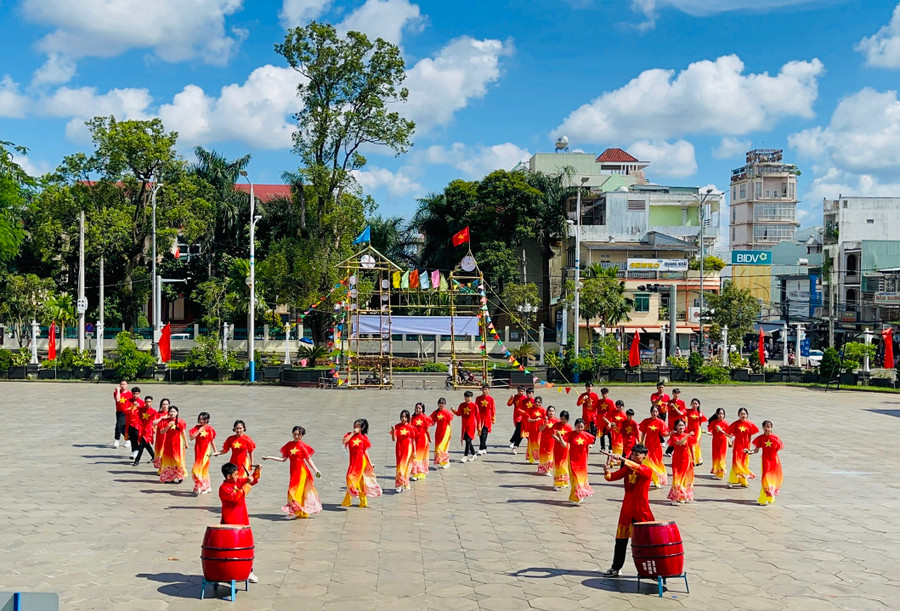 Phần trình diễn của đội thi phường Hội Thương. Ảnh: P.L Phần trình diễn của đội thi phường Hội Thương. Ảnh: P.L