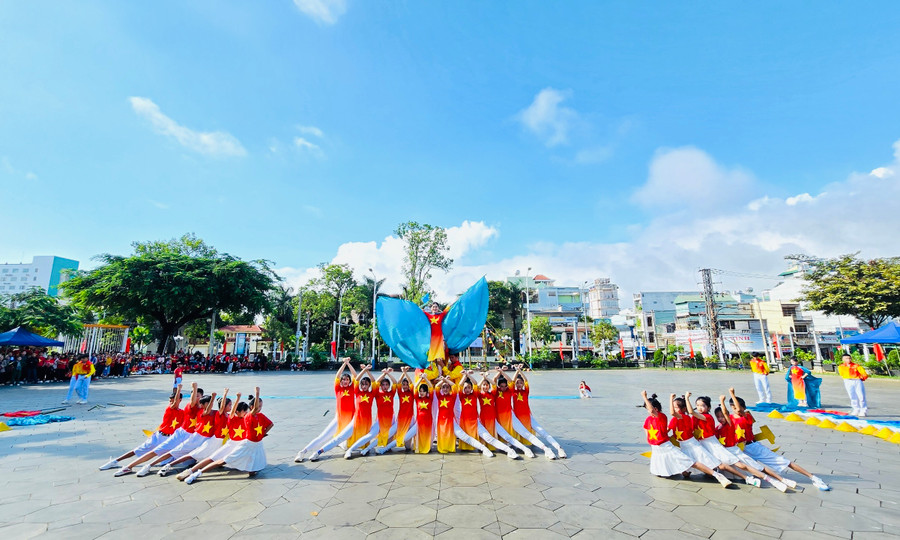 Phần trình diễn ấn tượng của đội thi xã Diên Phú. Ảnh: M.N Phần trình diễn ấn tượng của đội thi xã Diên Phú. Ảnh: M.N