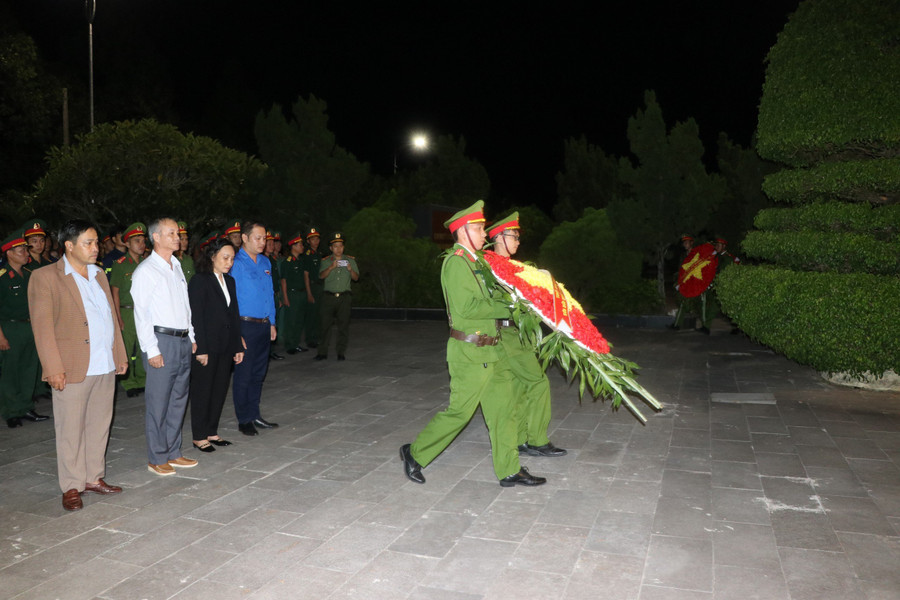 Đại diện lãnh đạo thị xã An Khê và cán bộ Thị Đoàn An Khê dâng hoa viếng các Anh hùng liệt sỹ. Ảnh: Ngọc Minh Đại diện lãnh đạo thị xã An Khê và cán bộ Thị Đoàn An Khê dâng hoa viếng các Anh hùng liệt sỹ. Ảnh: Ngọc Minh